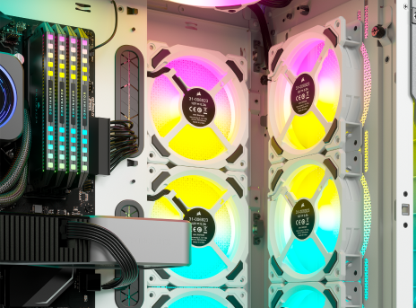 Ventiladores RGB instalados en la bandeja de la placa base y en el panel frontal del chasis de PC para juegos 5000T RGB.